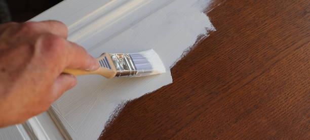 Sơn lót bảo vệ cửa gỗ mới hoàn thiện