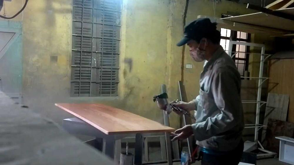 Phủ sơn PU làm mới đồ gỗ gia đình