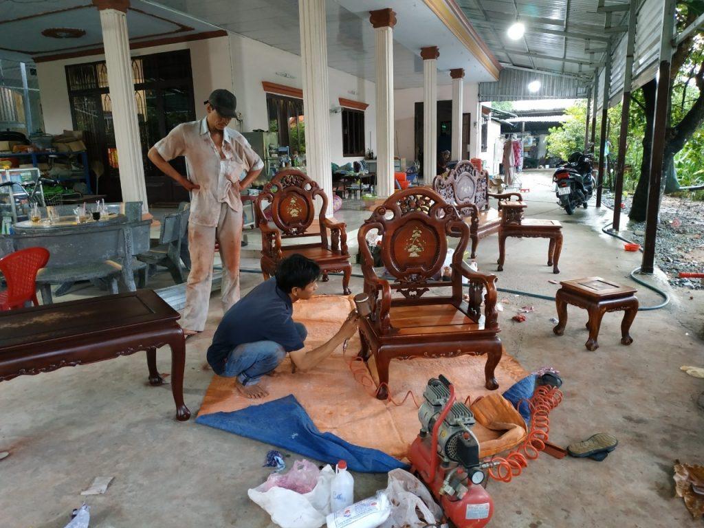 Hoàn thiện sơn sửa bàn ghế gỗ tận nơi